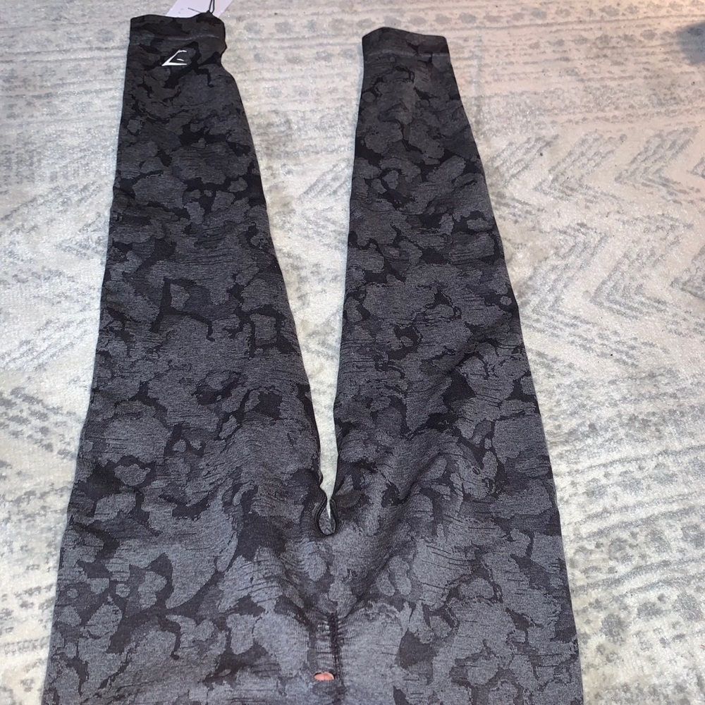Gymshark Camo Leggings NWT small hole on back side